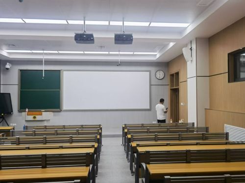 نظام الوسائط المتعددة في الفصول الدراسية الجامعية